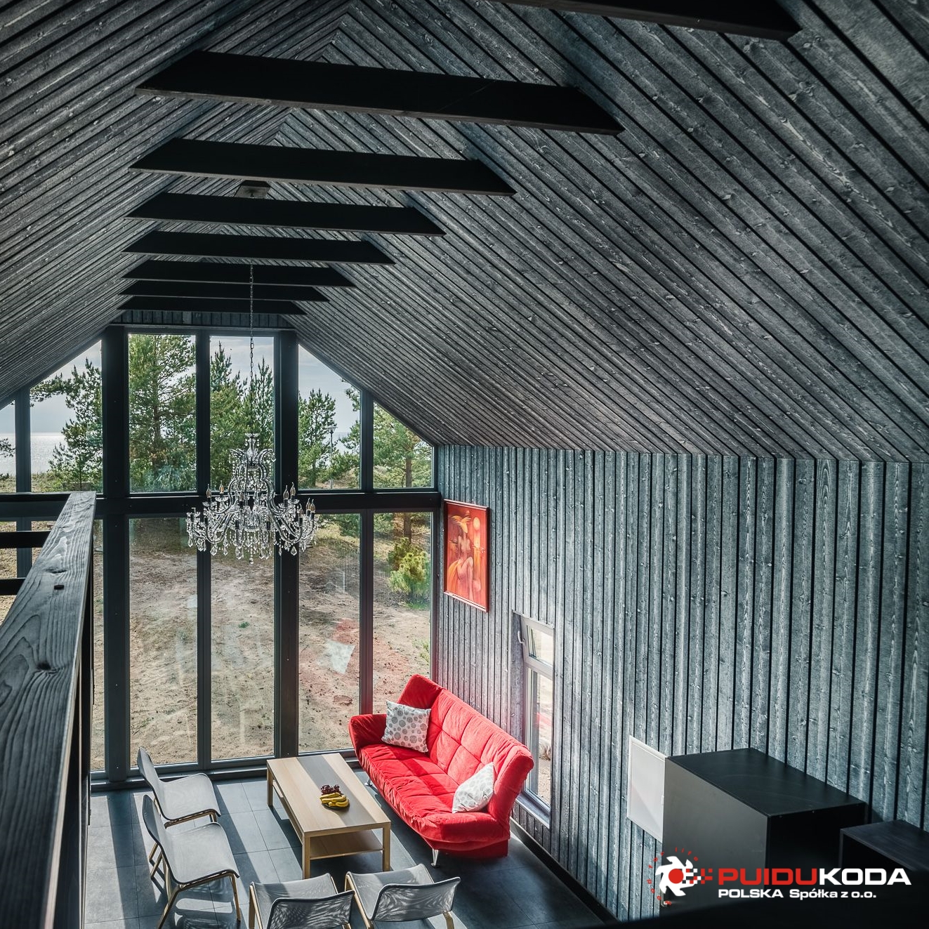 Nowoczesna stodoła z drewnianym wnętrzem